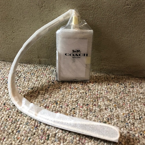 π Coach Signature And Strawberry ID Badge Lanyard - Picture 4 of 5